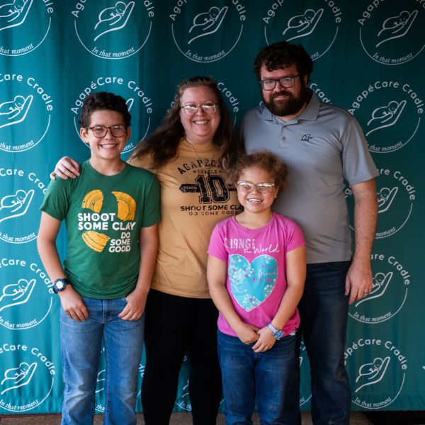 Family_photo_with_smiles_posing_in_front_of_backdrop
