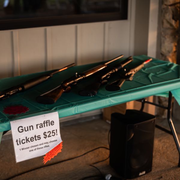 Gun_raffle_table_with_four_guns