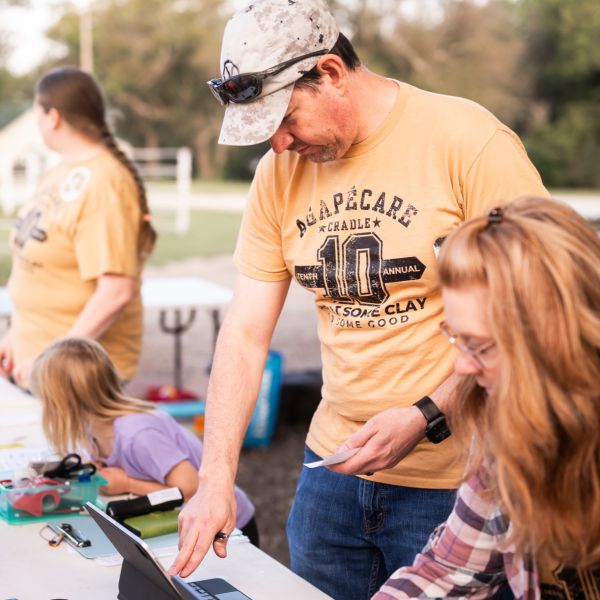 Man_helping_register_with_computer