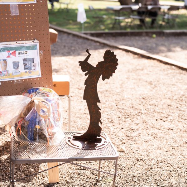 Statue_of_the_keeper_with_people_and_cars_in_background